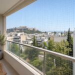 Διακριτικό δίχτυ απώθησης περιστεριών σε σύγχρονο αστικό μπαλκόνι