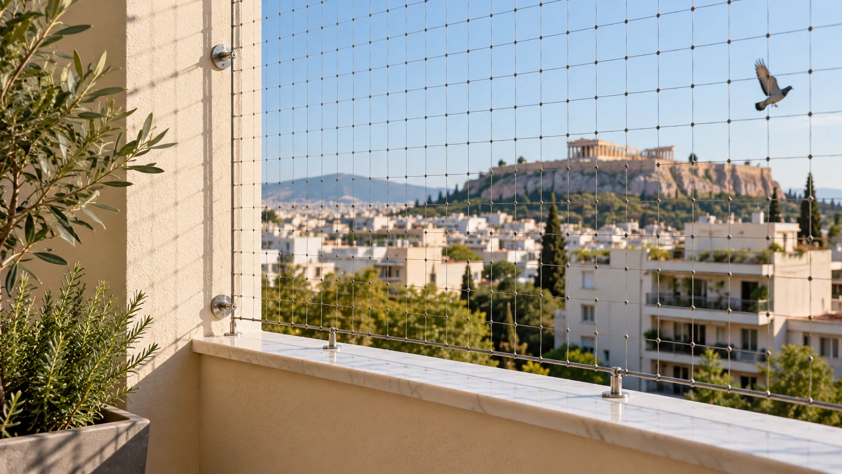 Προστατευμένο μπαλκόνι με διακριτικό δίχτυ και περιστέρι έξω από την προστατευμένη περιοχή